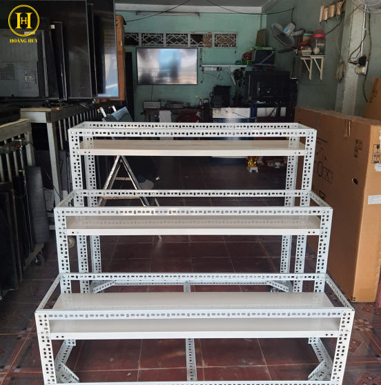 kệ sắt V lỗ bậc thang tam cấp